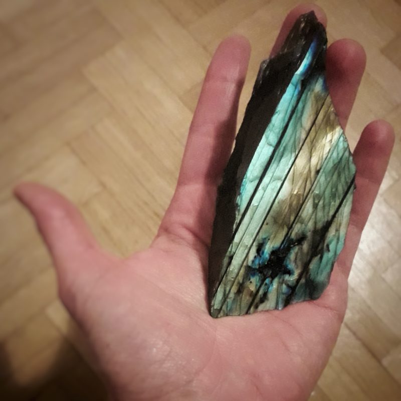 grosplan-labradorite-pierre-main-elisecarbou